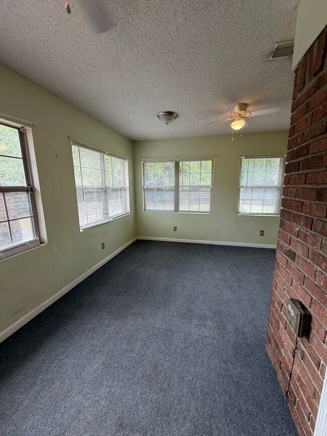 Building Photo - FOR RENT