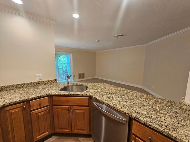 Building Photo - Spacious 2 Bed, 1 Bath Condo