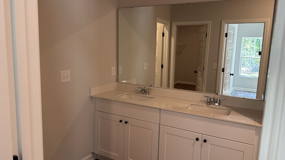 Building Photo - 1016 Harbor Dr