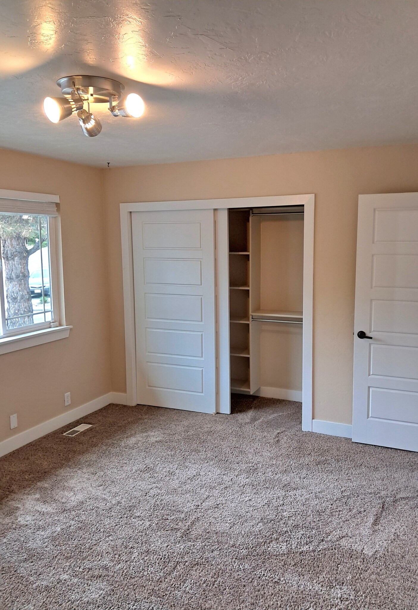 Bedroom 1 closet - 2570 E Canterbury Ln