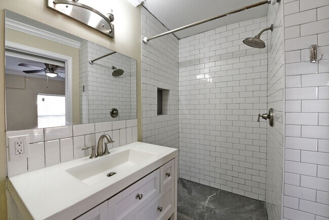 Building Photo - Stylish and Spacious 4-Bedroom Home PLUS C...
