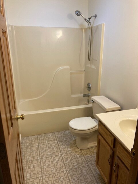 Building Photo - 2 Bedroom with Garage.