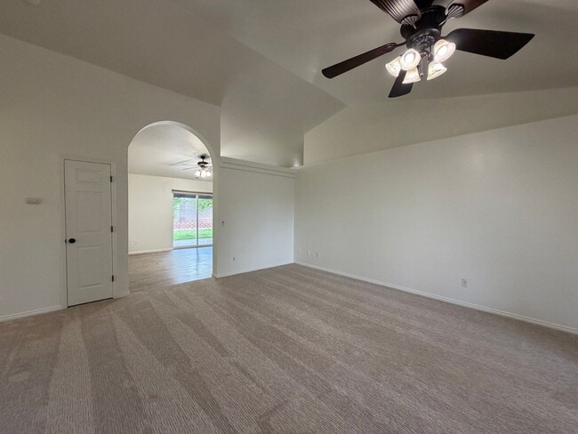 Building Photo - SPACIOUS HOME FOR RENT!