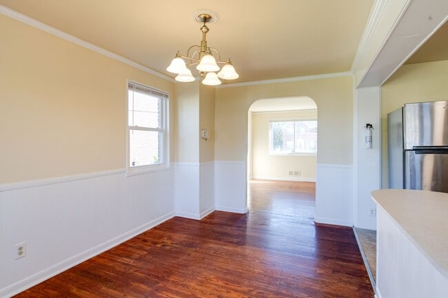 Building Photo - Charming End-Unit Townhome