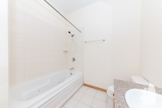 Building Photo - 2539 N Southport Ave