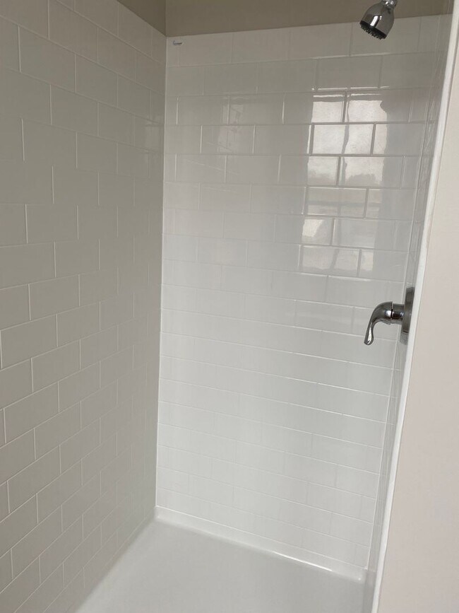 Building Photo - Putnam Winslow– $1,350 – 1 Bathroom Studio, 370 SQ.FT. – UTILITIES INCLUDED, Available 6/8/26