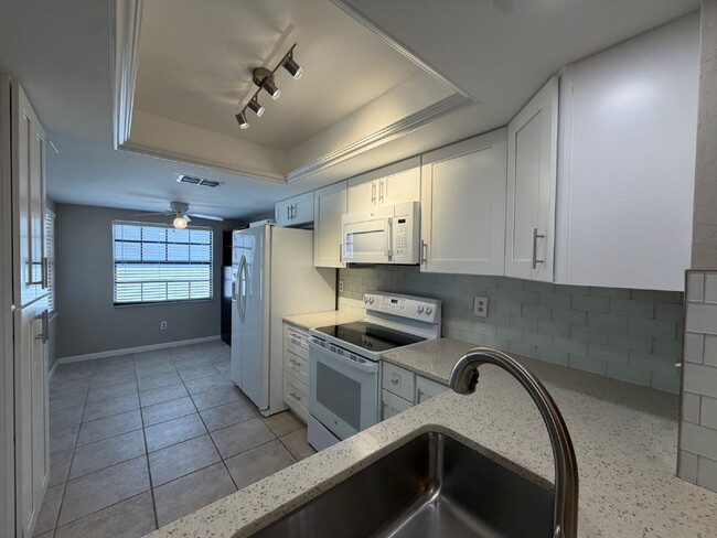 Building Photo - Perfectly located 2/2 townhome in Indialantic
