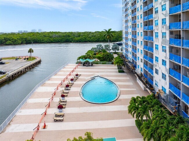 Building Photo - 400 Kings Point Dr