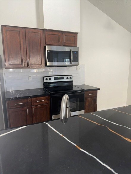 Building Photo - 11008 Misty Summit Dr