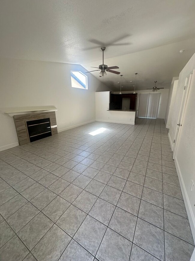 Building Photo - 4 Bedroom Single Family Home!