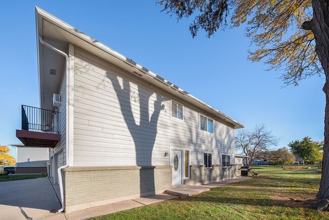 Building Photo - Updated 2 Bed 1 Bath Townhome in HAMPDEN V...