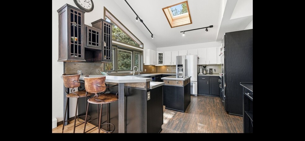 Building Photo - 2074 Foothills Dr S