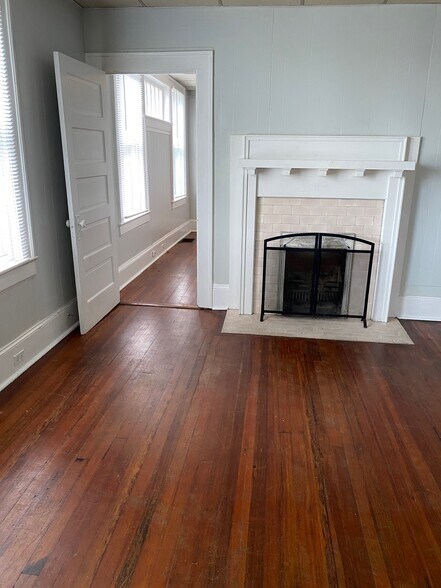 Building Photo - 220 W End Blvd