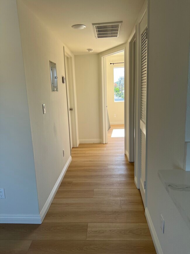 Building Photo - 419 S Verdugo Rd