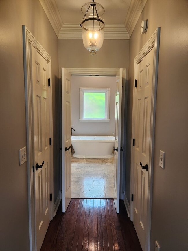 Building Photo - Gorgeous 4/3.5 with amazing back patio!