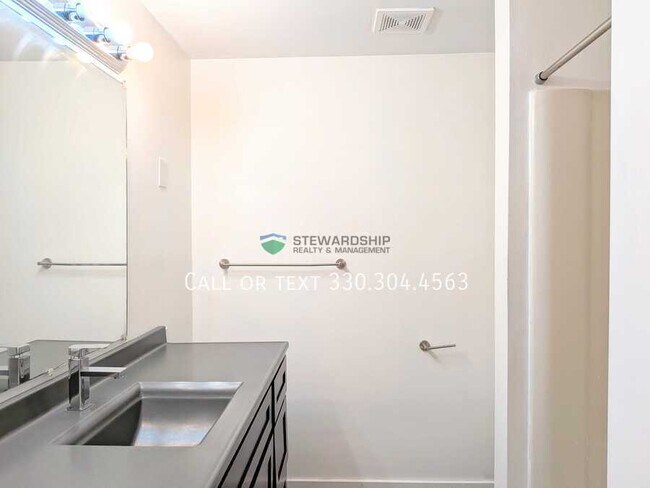 Building Photo - 372 Oak Mnr Ave NE