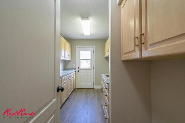 Building Photo - Spacious 6 Bedroom Home with a Balcony!