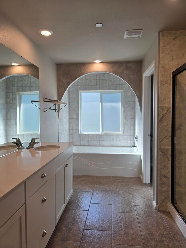 Building Photo - 4 Bedroom Home in Soundview Estates!