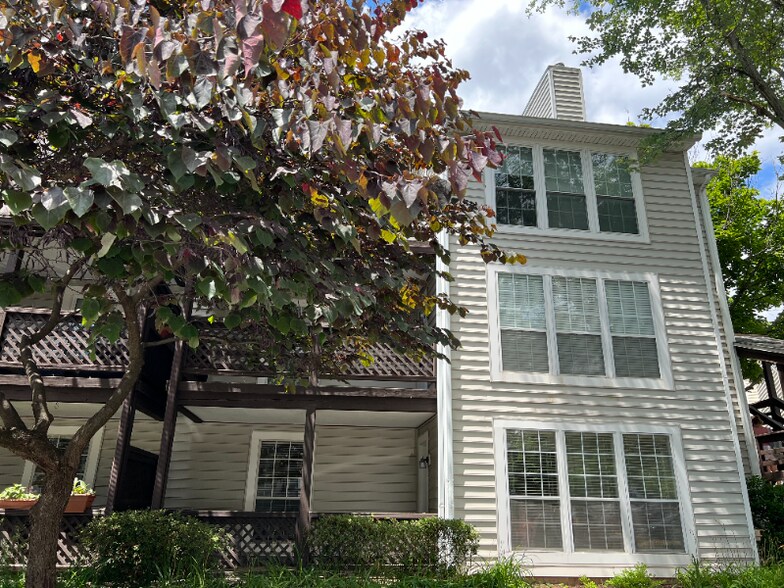 Building Photo - 10142 Oakton Terrace Rd
