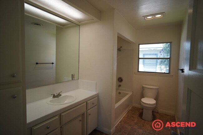 Building Photo - 2 Bed / 1 Bath Home with Solar – Convenient Bakersfield Location