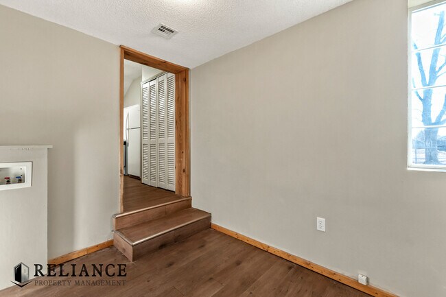 Building Photo - 615 N Doris St