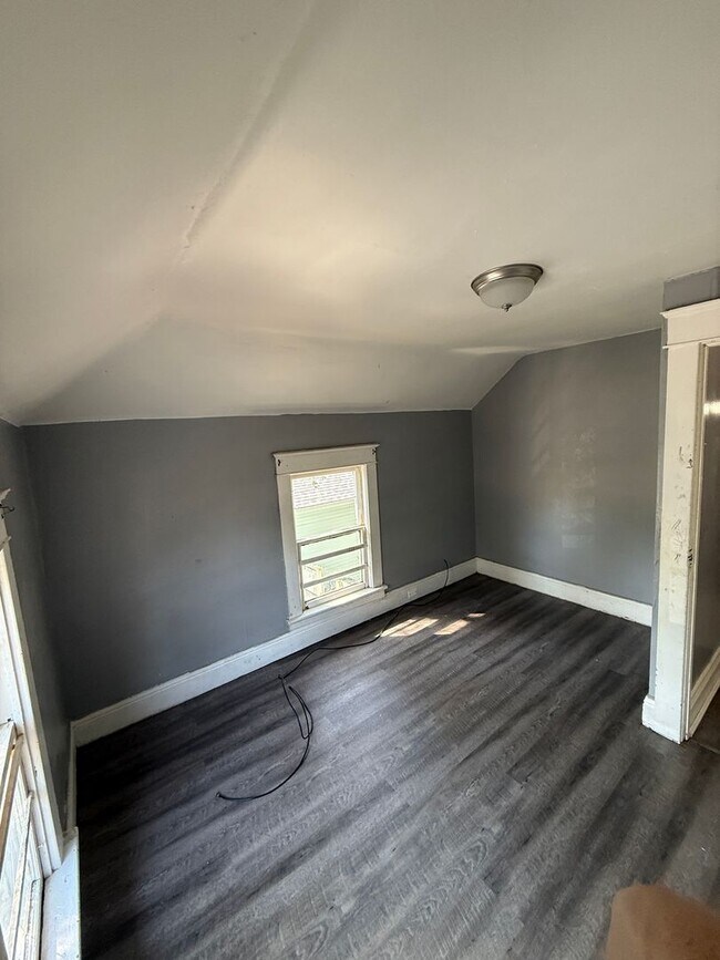 Building Photo - Large 4 bedroom Home