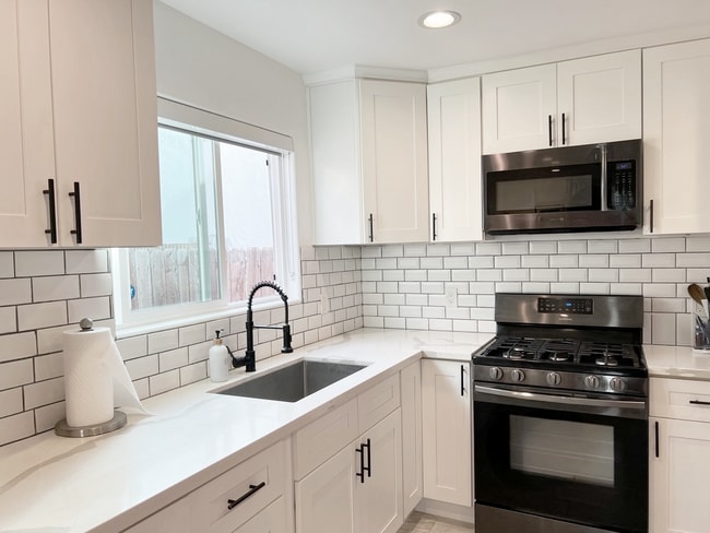 Building Photo - 3057 Vineyard Ave