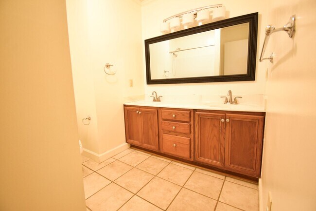 Building Photo - 3 Bedroom 2 Bathroom Home- Pets Considered