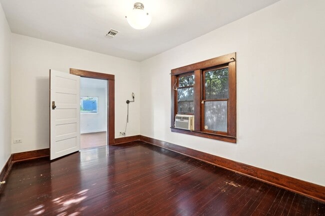 Building Photo - 1044 Manzanita St
