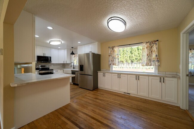 Building Photo - Rare 6 Bedroom Country Ranch Home – Dream Come True!