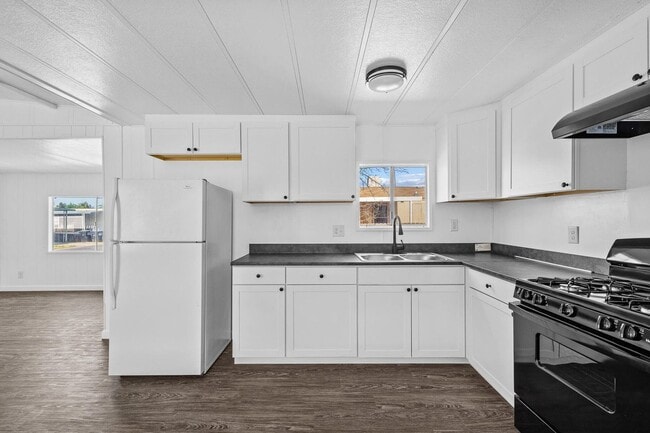 Building Photo - 5055 W. TULARE AVE SP 64 - 2 BEDROOM 1.5 BATH - MANUFACTURED HOME - SW VISALIA