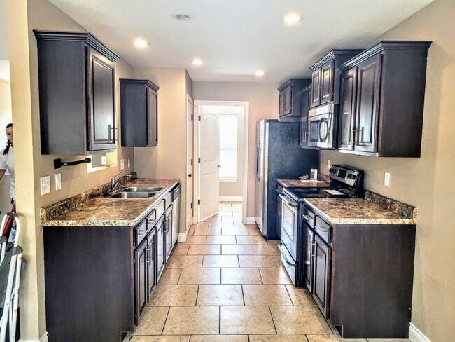 Building Photo - Beautiful fenced home near FLW