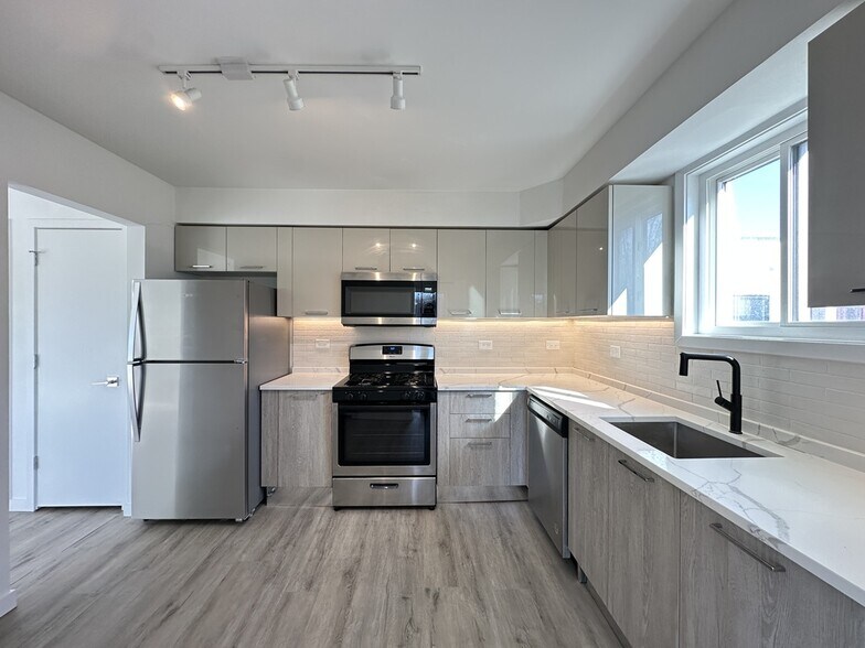 Building Photo - 7621 N Sheridan Rd