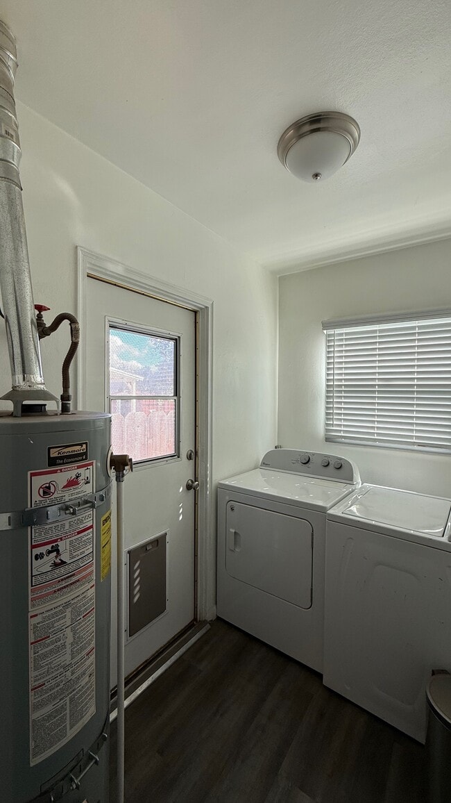 Building Photo - 605 E Tulare Ave