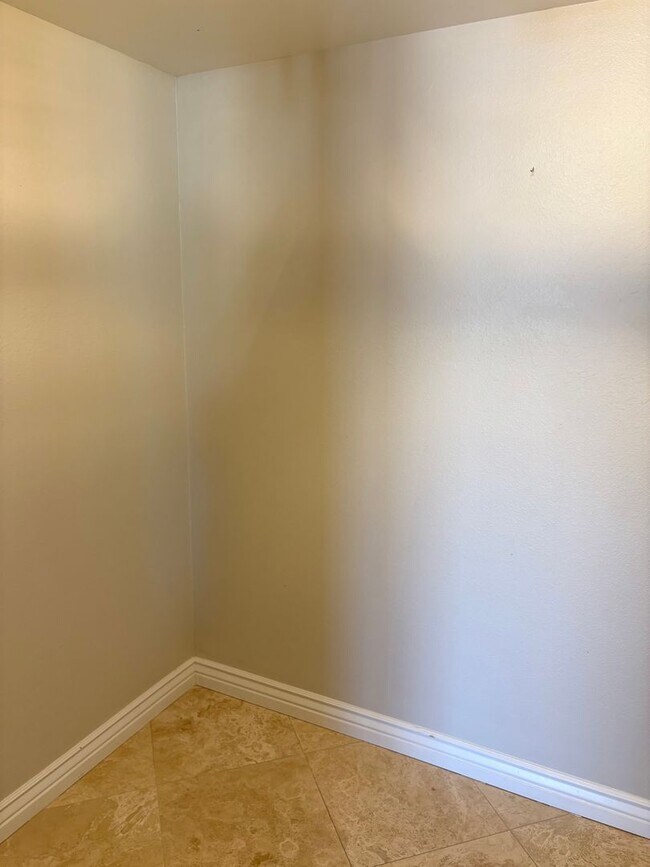 Building Photo - **STUNNING 3 BEDROOM/2 BATHROOM FULLY RENO...