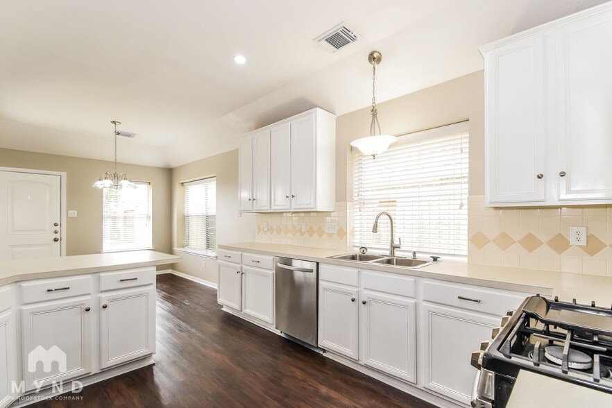 Building Photo - 2131 Crimson Lake Ln