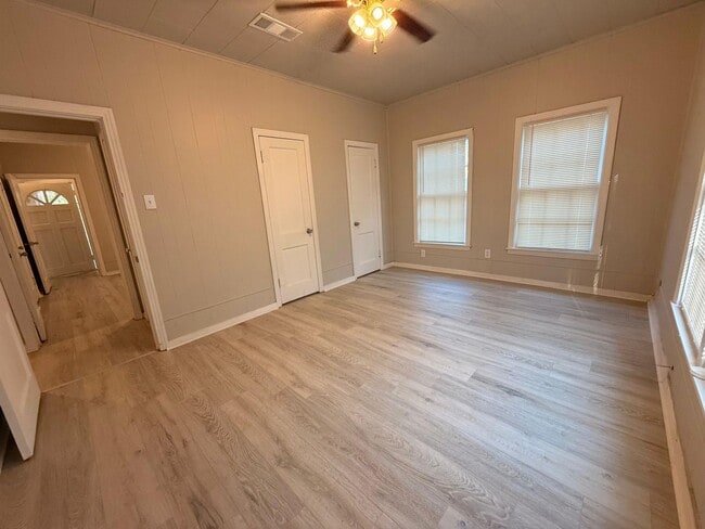 Building Photo - 603 College St