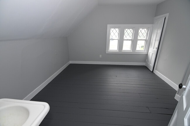 Building Photo - 137 Deer Hill Ave