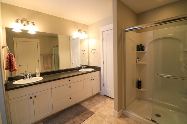 Building Photo - Beautiful 4 bed 3.5 bath townhome in Aspen...
