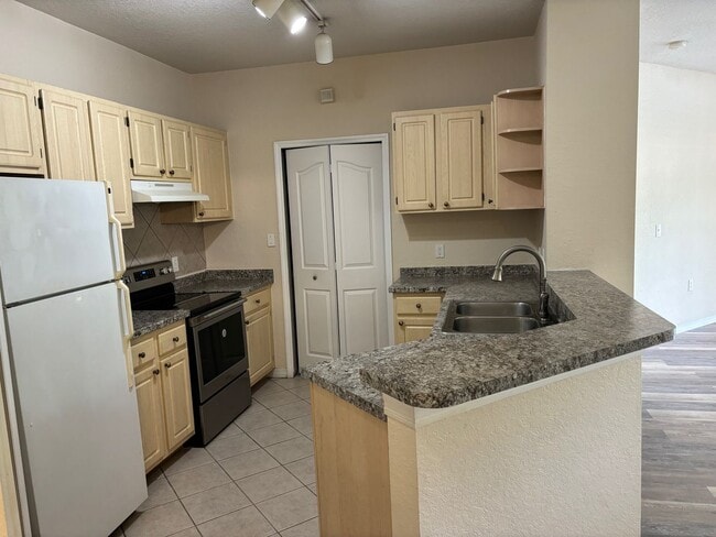 Building Photo - First-Floor Condo for Lease in Visconti, M...
