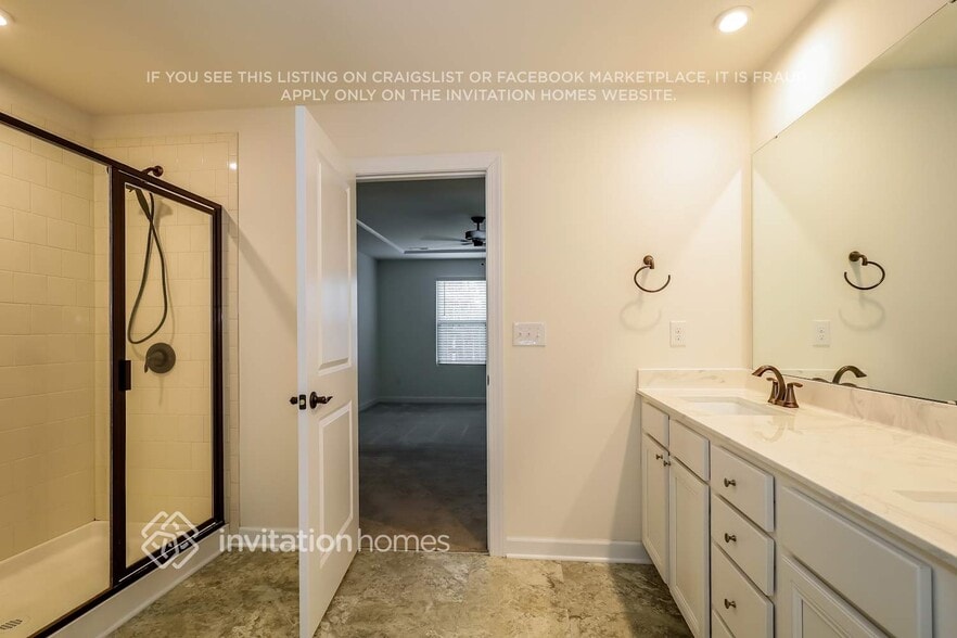 Building Photo - 5915 Fenway Dr