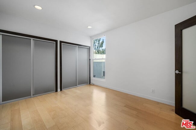 Building Photo - 8550 Holloway Dr