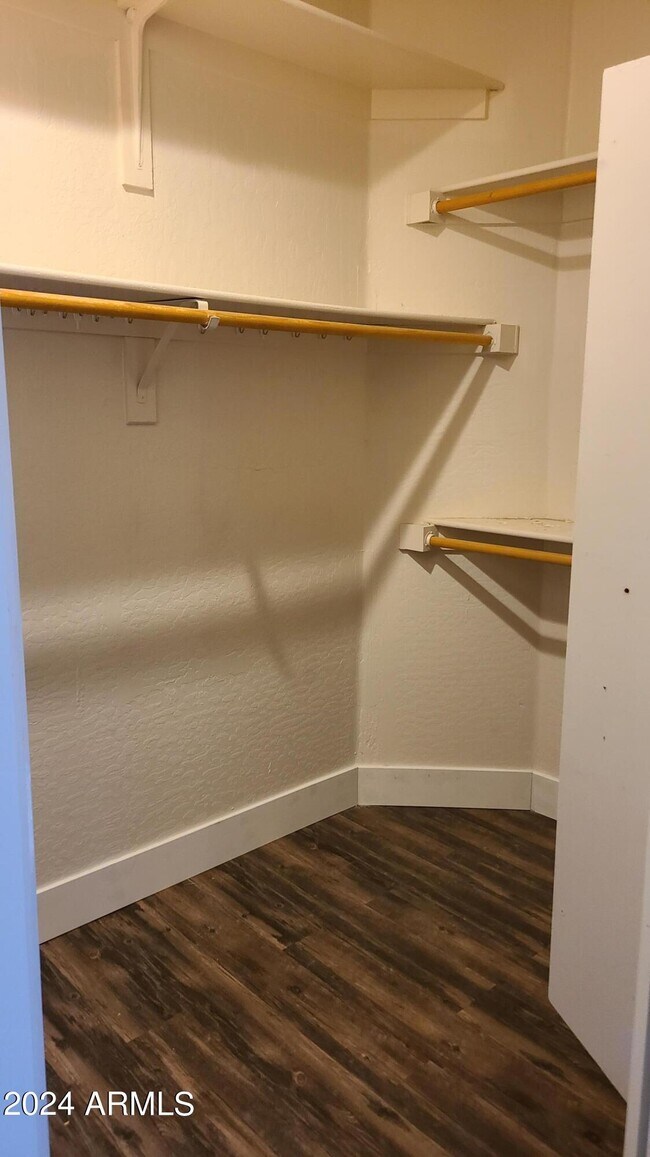 Building Photo - 14206 S 12th Pl