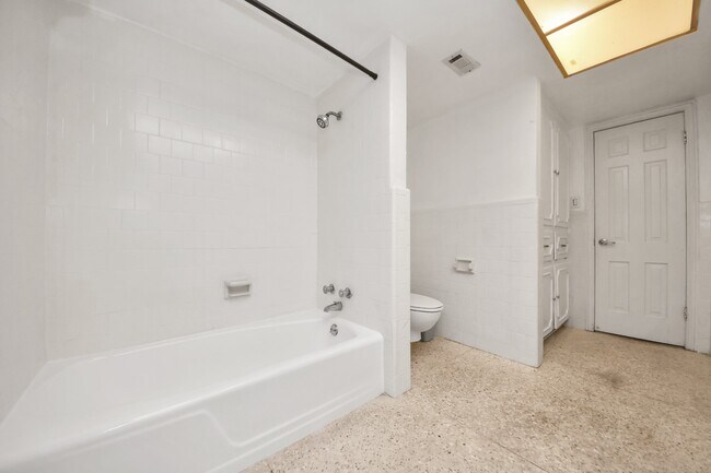 Building Photo - 5001 Glenhaven Dr