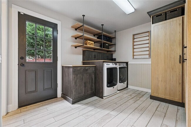 Building Photo - 3865 Howley St