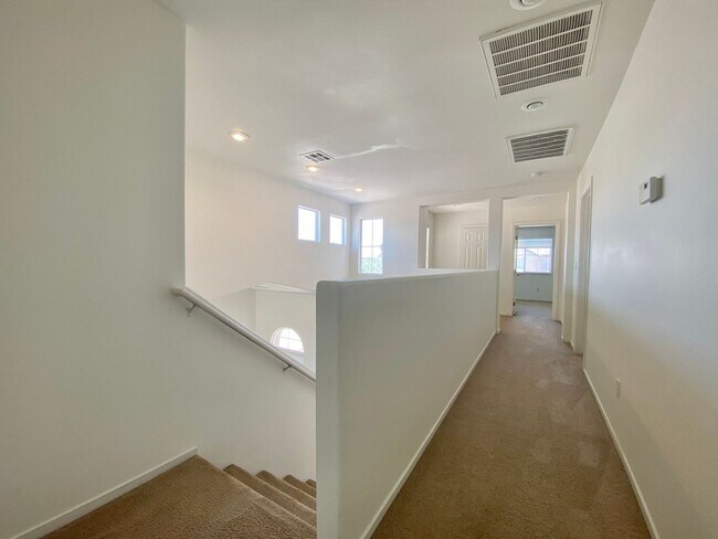 Building Photo - Nice two-story single family house with 3 bedrooms and 2 baths