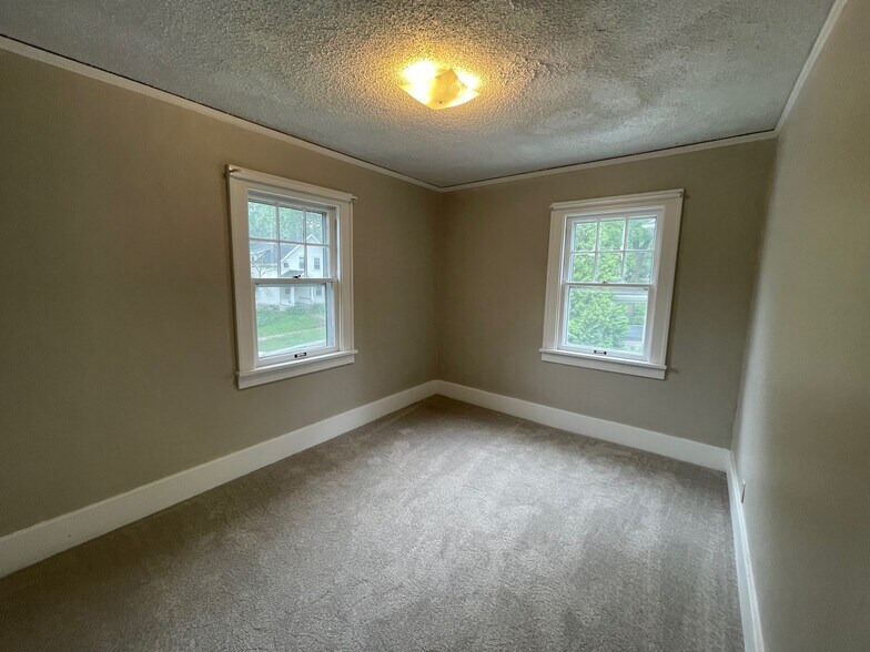 Building Photo - 2209 Iowa St