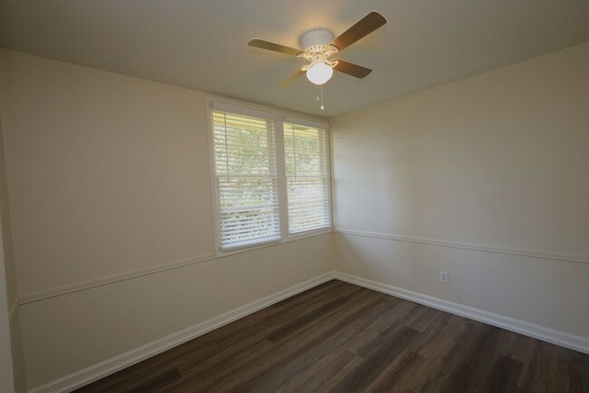 Building Photo - 902 Ridgewood Dr