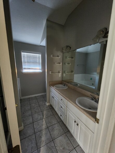 Building Photo - 713 Cannock Loop