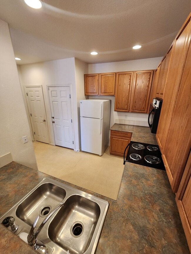 Building Photo - Beautiful Townhome